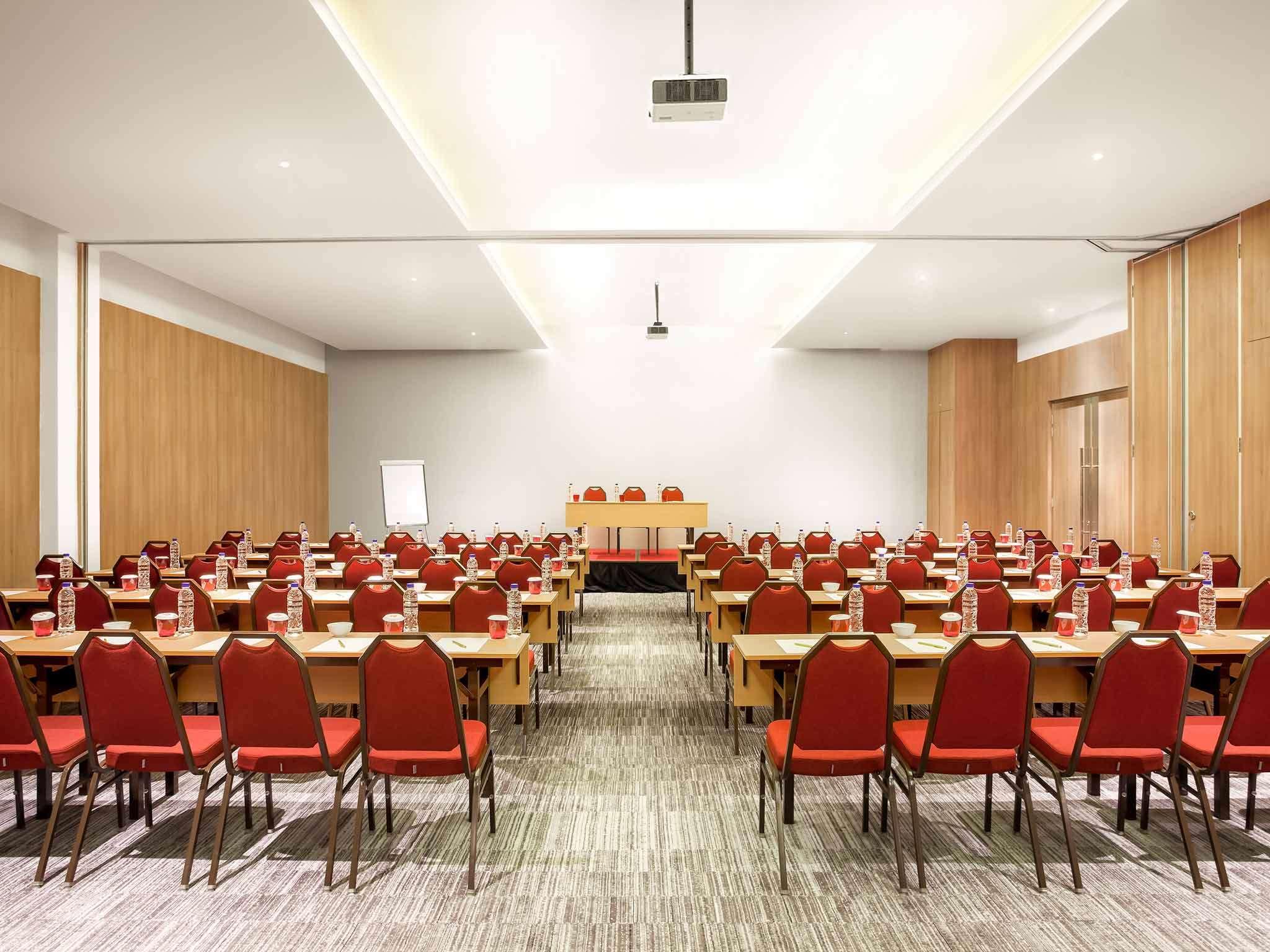 Ibis Makassar City Center Exterior photo