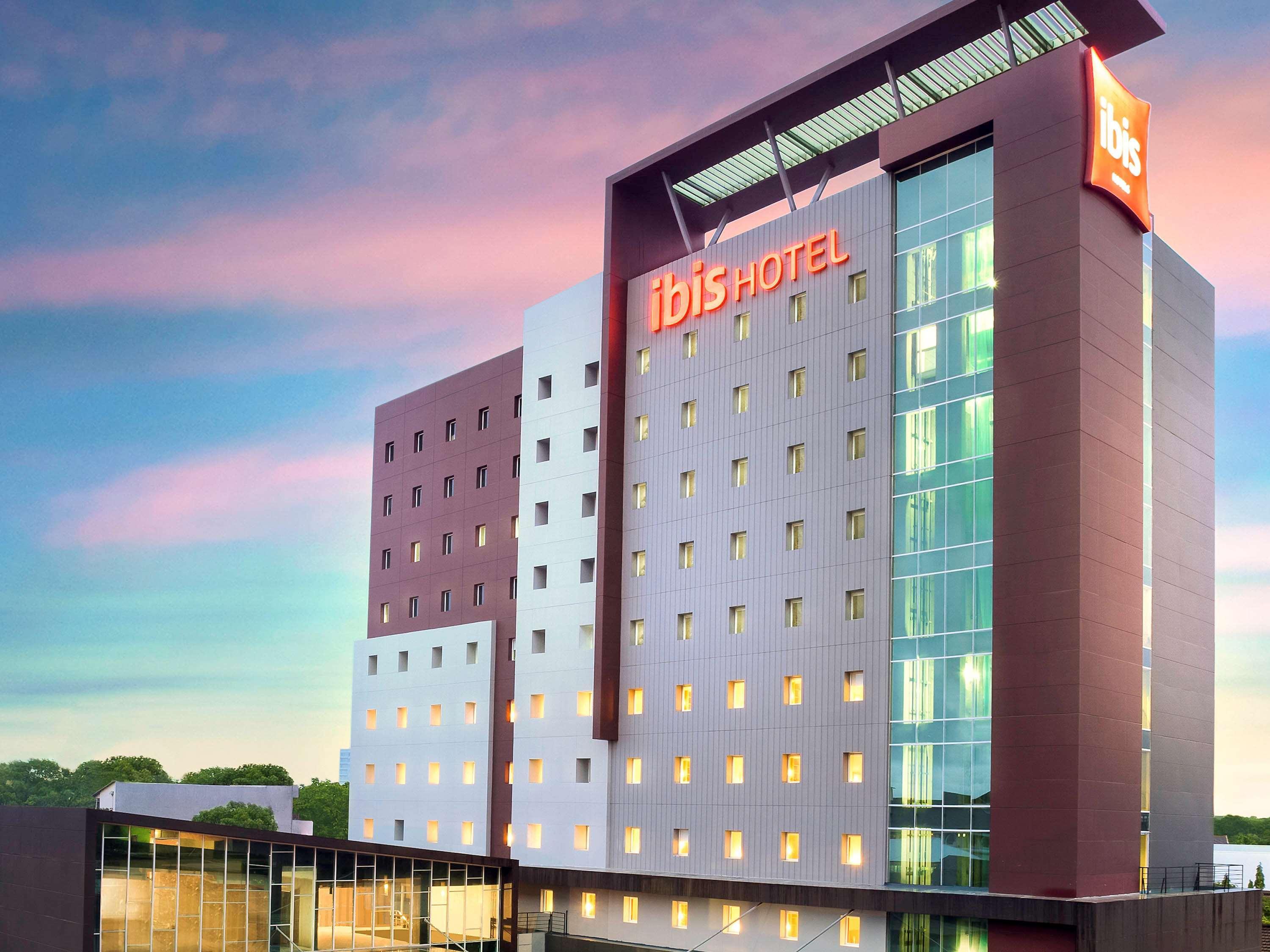 Ibis Makassar City Center Exterior photo