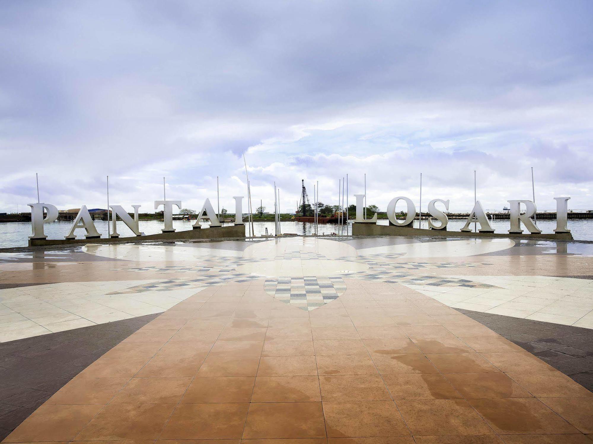 Ibis Makassar City Center Exterior photo